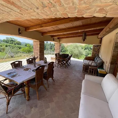 La Nocciolaia Фермерский дом