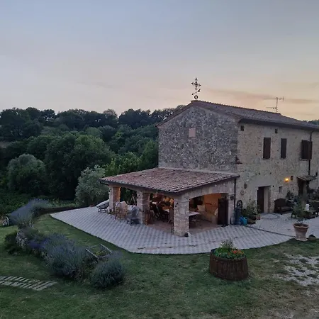 La Nocciolaia مزرعة للإقامة نارني